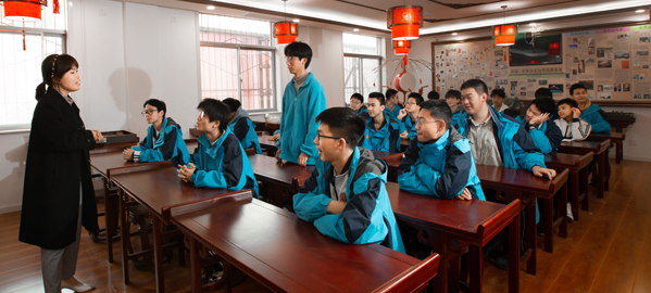 黄龙 分类教学，因材施教，采取“一类一方案、一人一目标”的教学方法