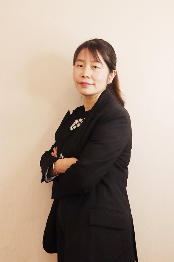 黄龙吕瑶 本科学历,毕业于陕西师范大学