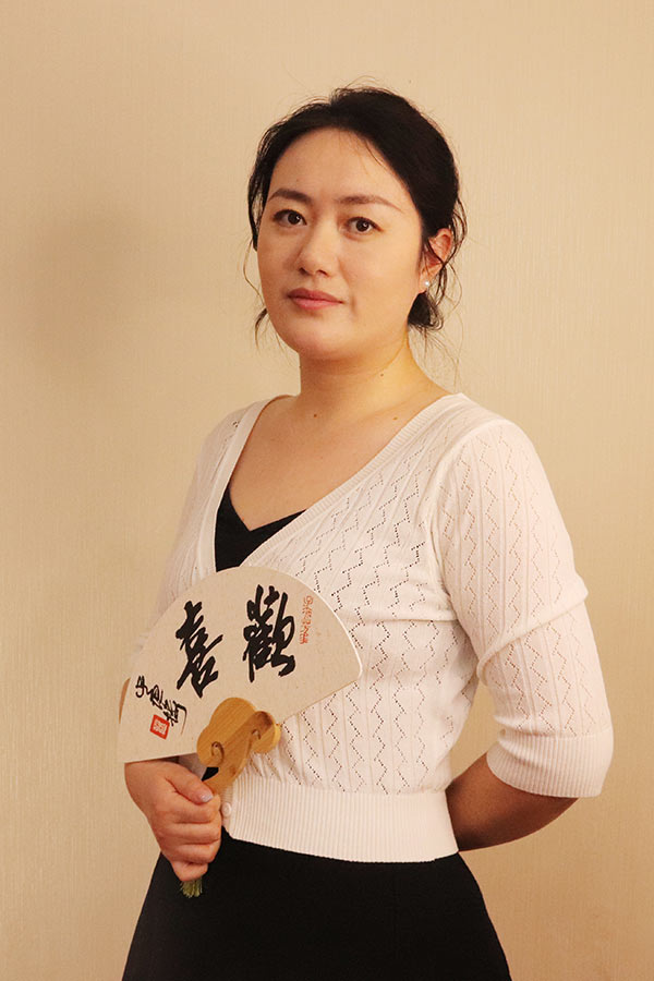 黄龙石亚利 研究生学历,毕业于陕西师范大学
