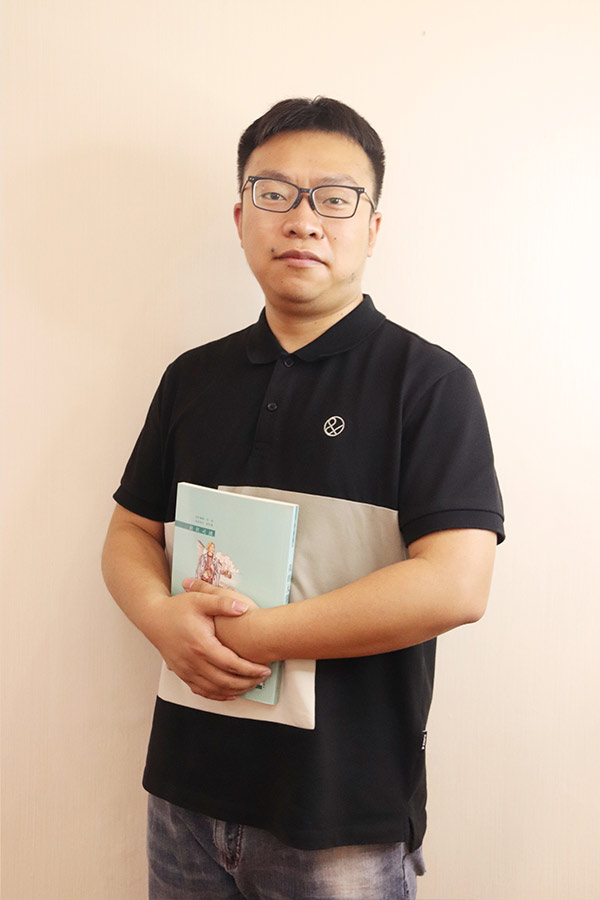 黄龙杨斌 本科学历，毕业于西安航空学院