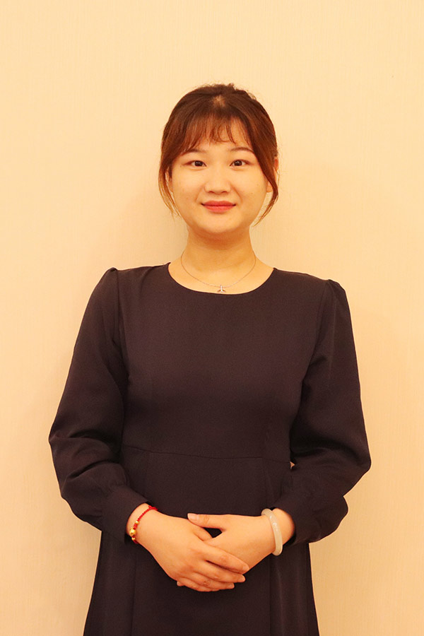 黄龙文哲 本科学历，优秀班主任